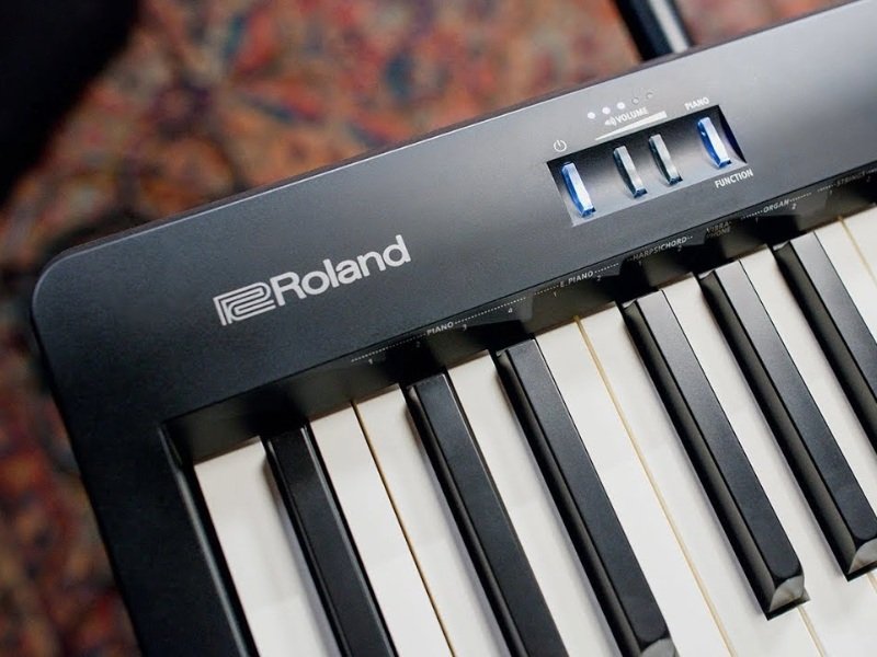 O que realmente importa no primeiro piano digital? O Roland FP-10 ajuda a responder