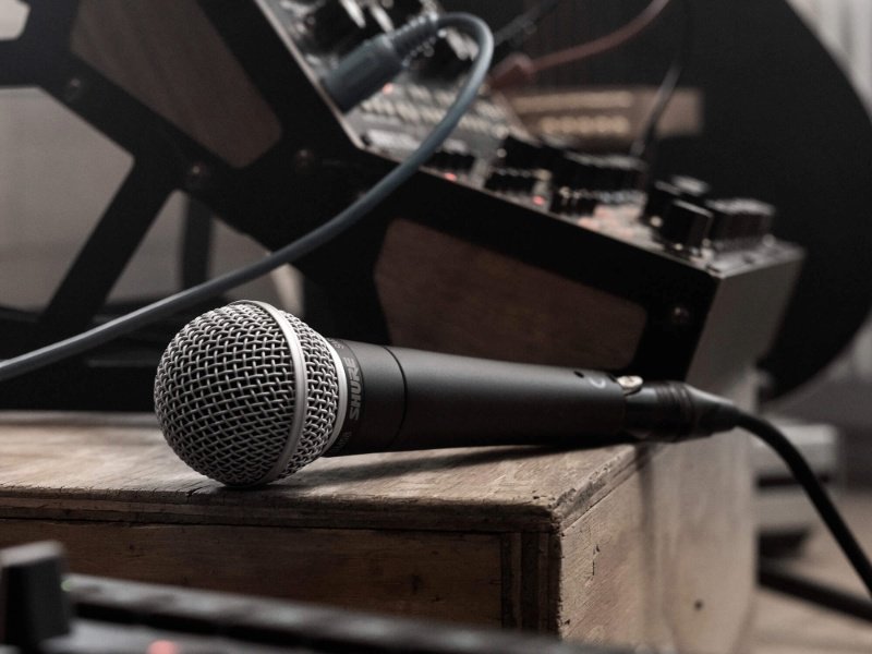 Shure SM58: décadas de história, resistência e confiabilidade nos palcos