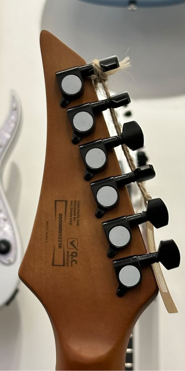 Guitarra Waldman WIG131X BKS Black Satin Super Strato HH 24 Trastes