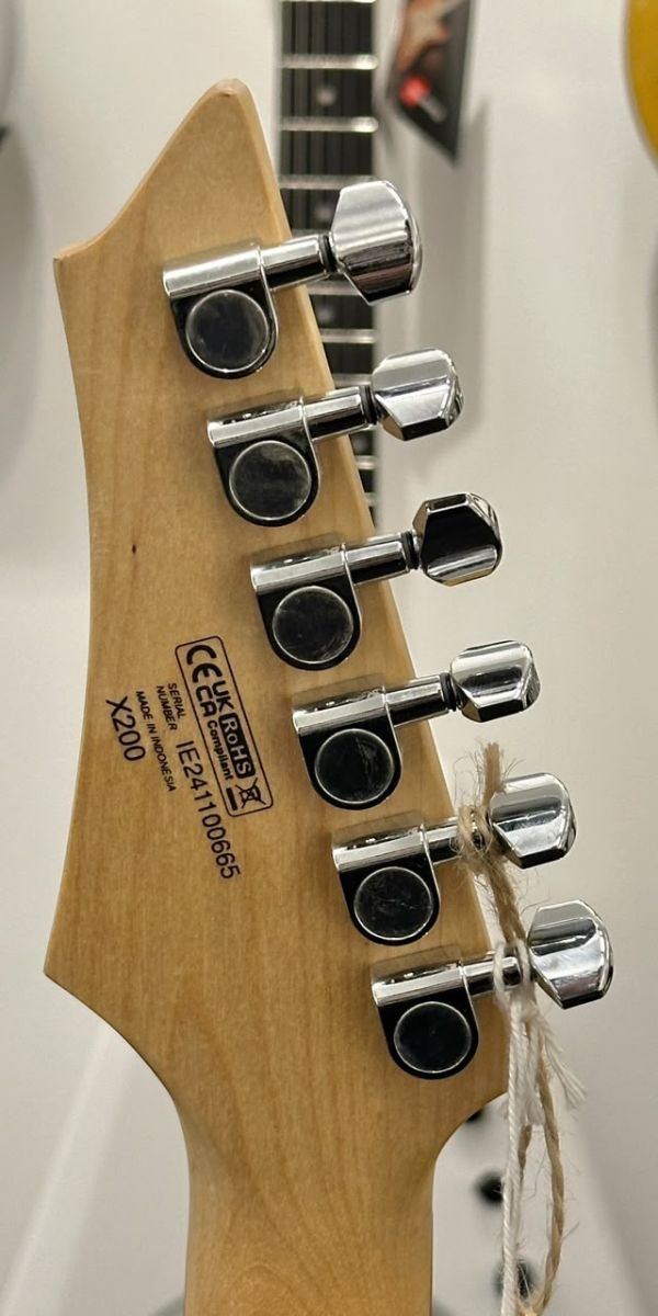 Guitarra Elétrica Cort X200 CRD Candy Red HSH 24 Trastes Tremolo 6 Cordas