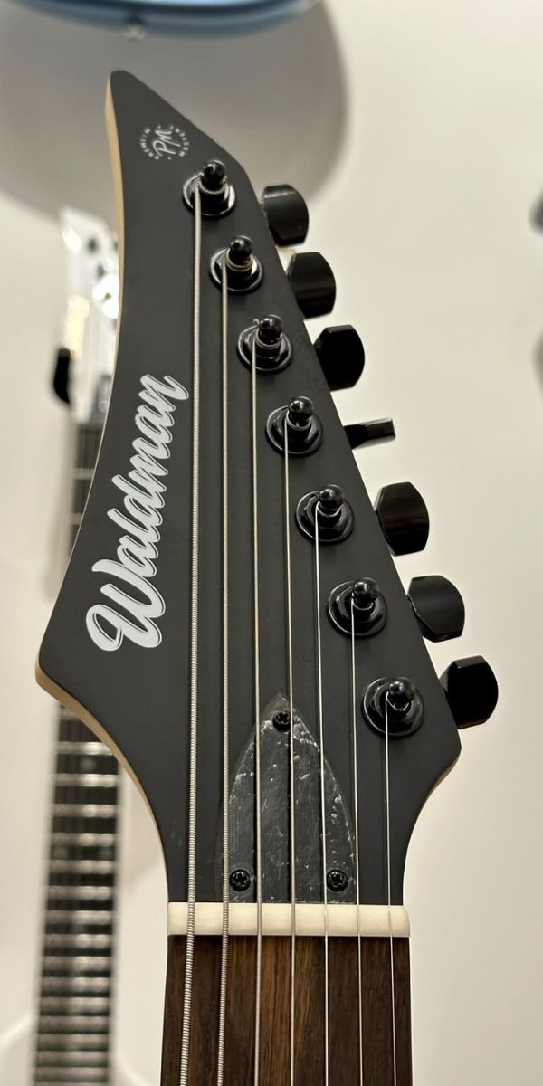 Guitarra Elétrica Waldman WST187 BKS Black Satin 7 Cordas HH 24 Trastes
