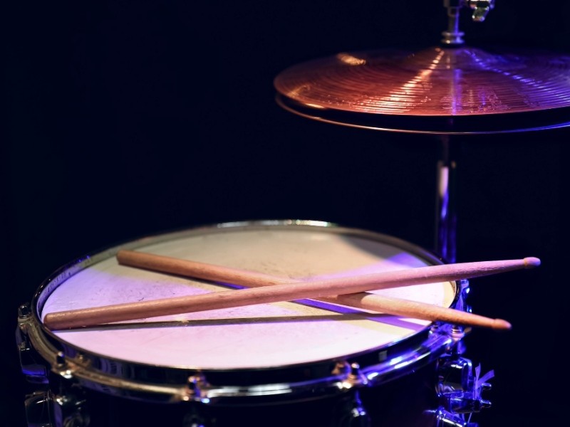 Como o tamanho da baqueta influencia sua forma de tocar bateria?