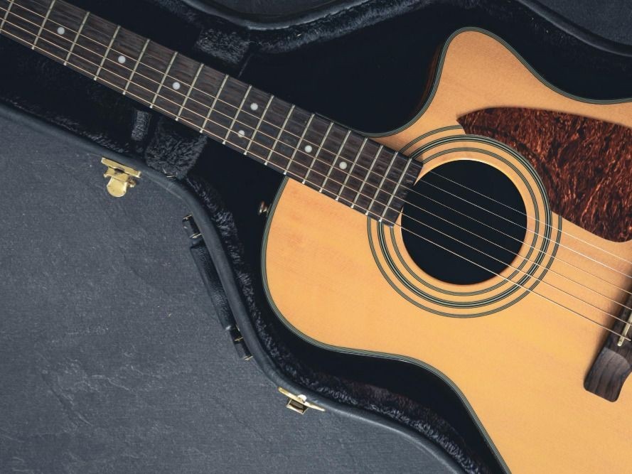 Como o formato do corpo do violão influencia no timbre?