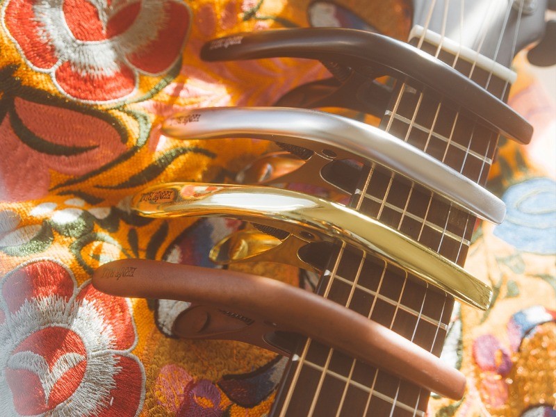 Por que o raio da escala importa na escolha do capotraste? Entenda com o Ernie Ball Axis Capo