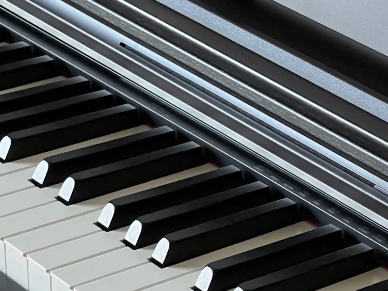 Yamaha YDP145 vs Casio AP-S200: qual oferece melhor custo-benefício em 2025?