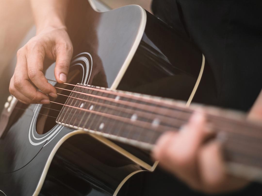 Violão para Iniciantes: Tudo o Que Você Precisa Saber Antes de Comprar o Seu Primeiro Instrumento