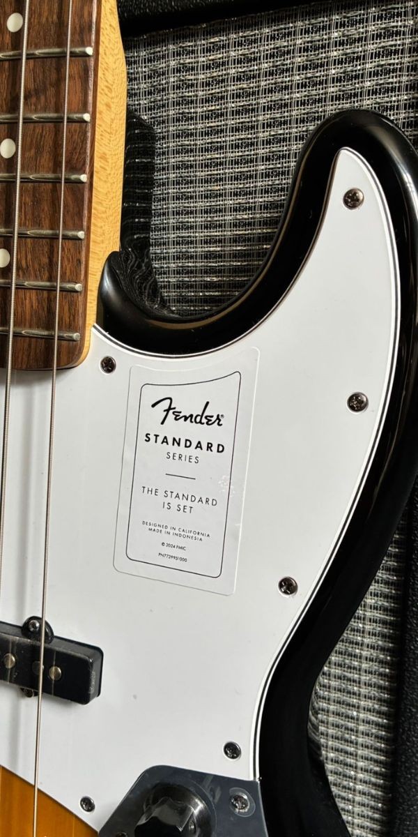 Baixo Fender Standard Jazz Bass 3 Tone Sunburst 