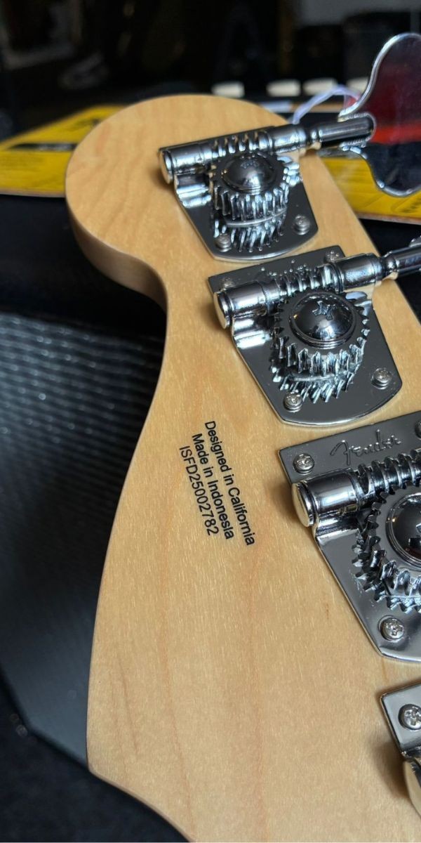 Baixo Fender Standard Jazz Bass 3 Tone Sunburst 
