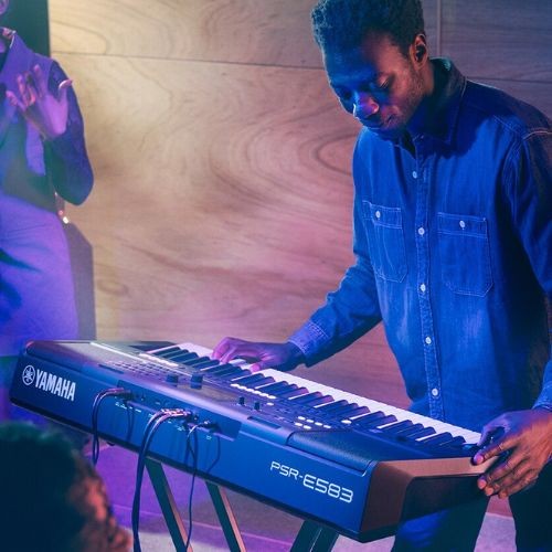 Teclado Yamaha Psr-e583 Arranjador 61 Teclas 890 Sons Com Usb-c Midi e Entrada Para Microfone 