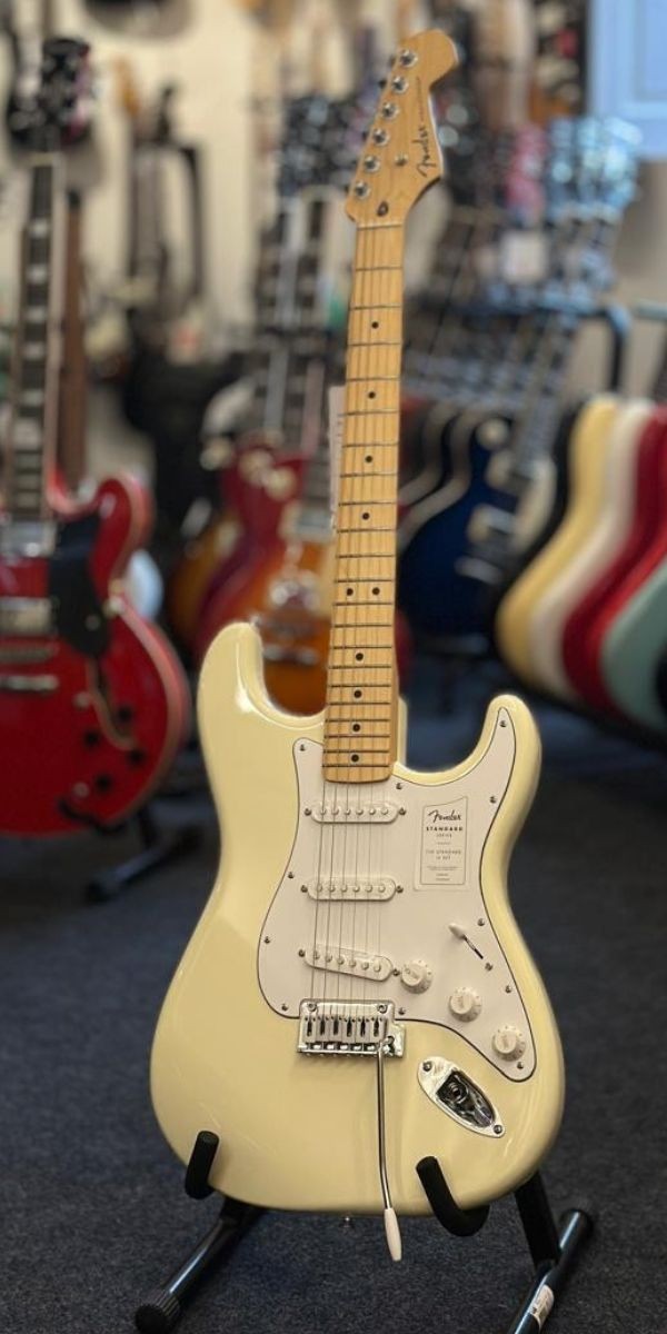 Guitarra Fender Standard Stratocaster Olympic White Maple Com Escudo Branco 