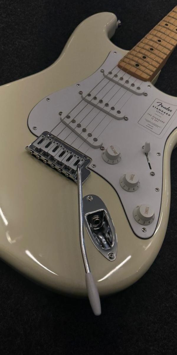 Guitarra Fender Standard Stratocaster Olympic White Maple Com Escudo Branco 