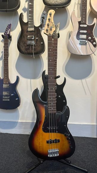 Baixo Cort Gb34jj sb 4 Cordas Ativo Jazz Bass Elétrico Sunburst 