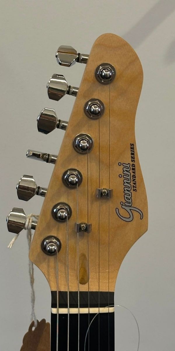 Guitarra Giannini G-102 Wh/tt Strato hh White Com Escudo Tortoise e 2 Humbuckers 