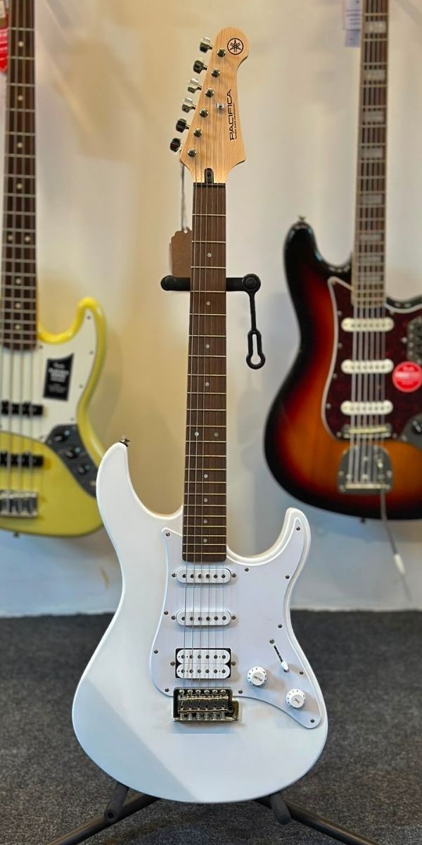Guitarra Yamaha Pacifica 012 Branca Hss Com Tremolo – Pac012 White 