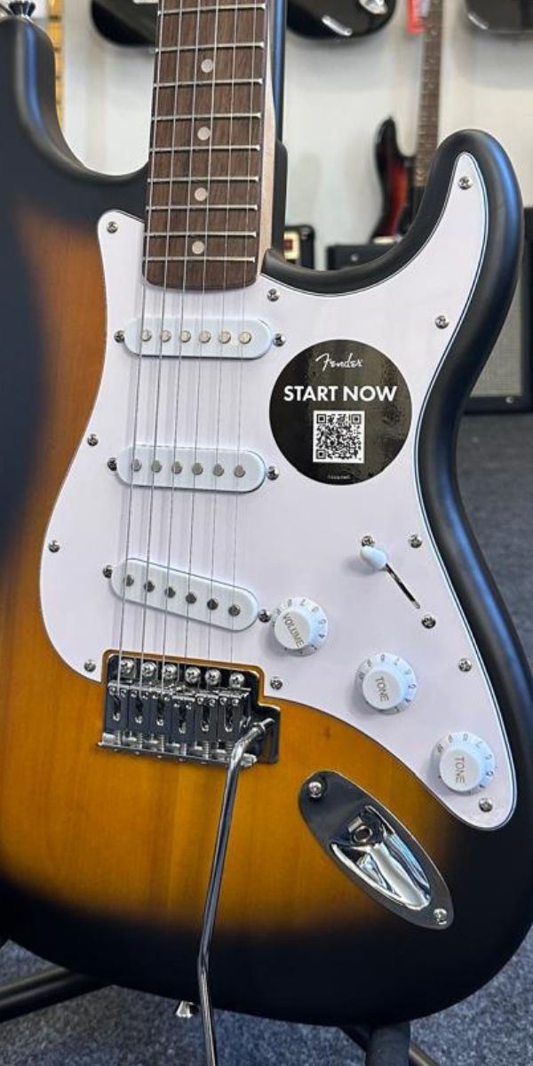 Guitarra Squier Debut Collection Stratocaster 2-color Sunburst Satin by Fender – 0379600503 