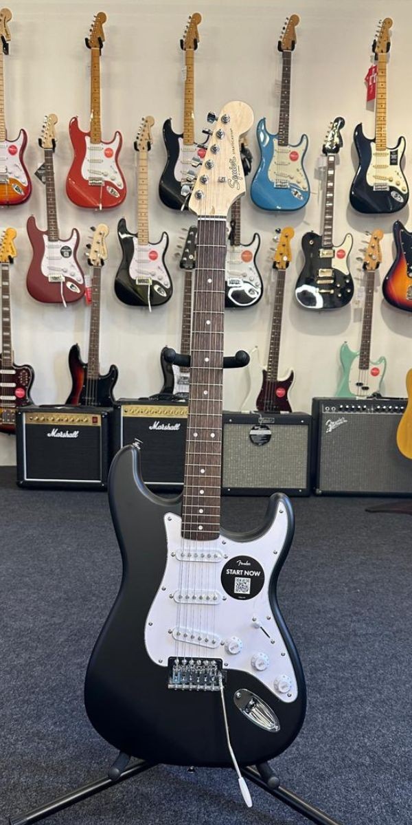 Guitarra Squier Debut Collection Stratocaster Black by Fender – 0379600506 