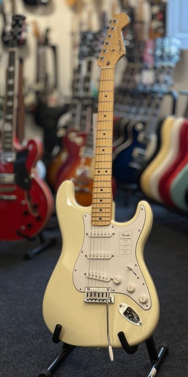 Guitarra Fender Standard Stratocaster Olympic White Maple Com Escudo Branco 