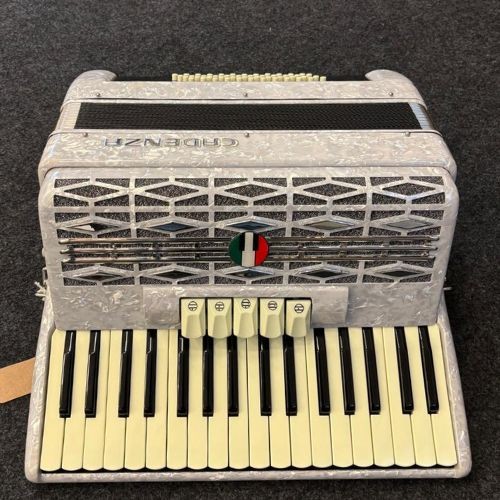Acordeon Cadenza Cd48/34 wh Branco 48 Baixos 34 Teclas Com Capa e Correias 