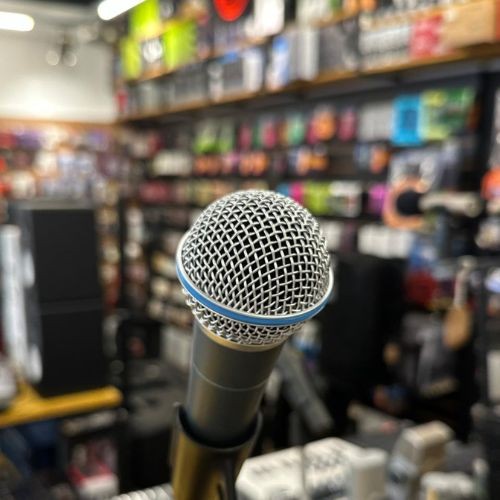 Microfone Dinâmico Shure Beta 58a Supercardioide Xlr Para Vocal Profissional 