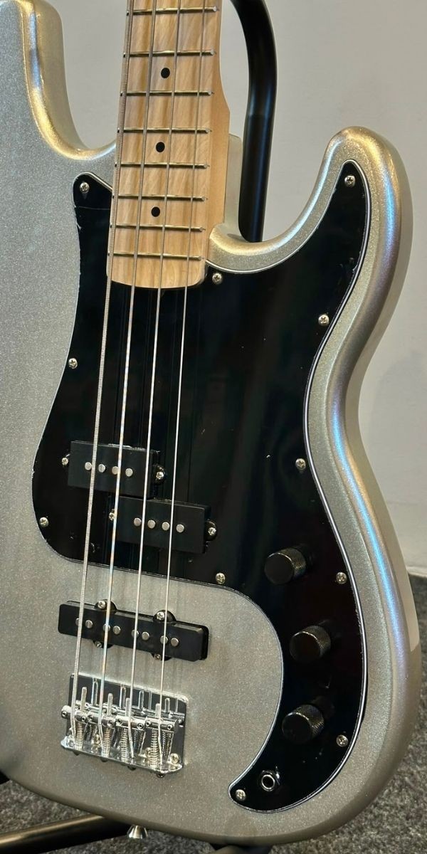 Contrabaixo Giannini Gp-102 Sv/bk 4 Cordas Silver Com Escala Maple e Escudo Black 