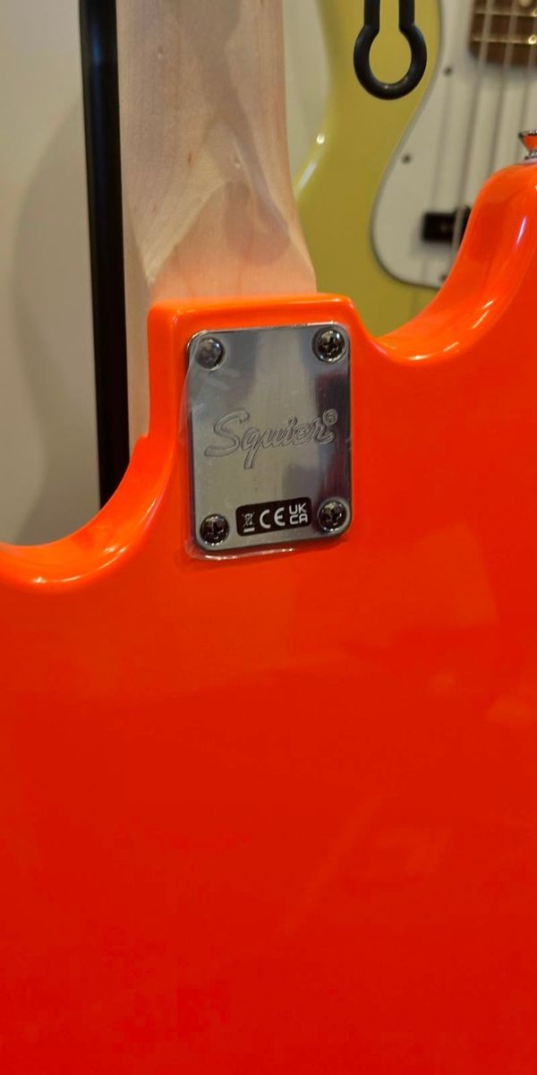 Baixo Squier by Fender Sonic Bronco Bass 4 Cordas Short Scale Maple Tahitian Coral 