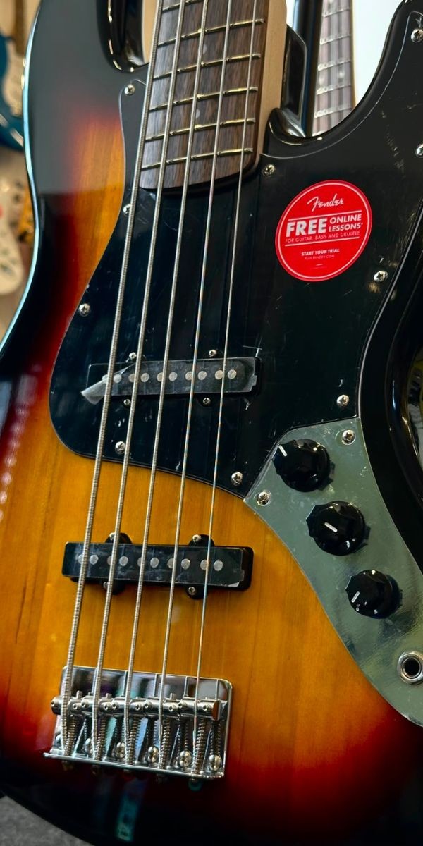 Baixo Squier Affinity Jazz Bass v 5 Cordas Laurel 3-color Sunburst by Fender 