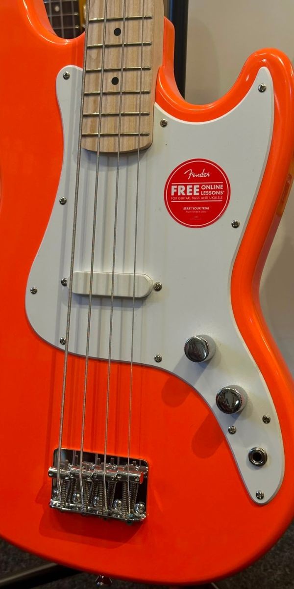 Baixo Squier by Fender Sonic Bronco Bass 4 Cordas Short Scale Maple Tahitian Coral 
