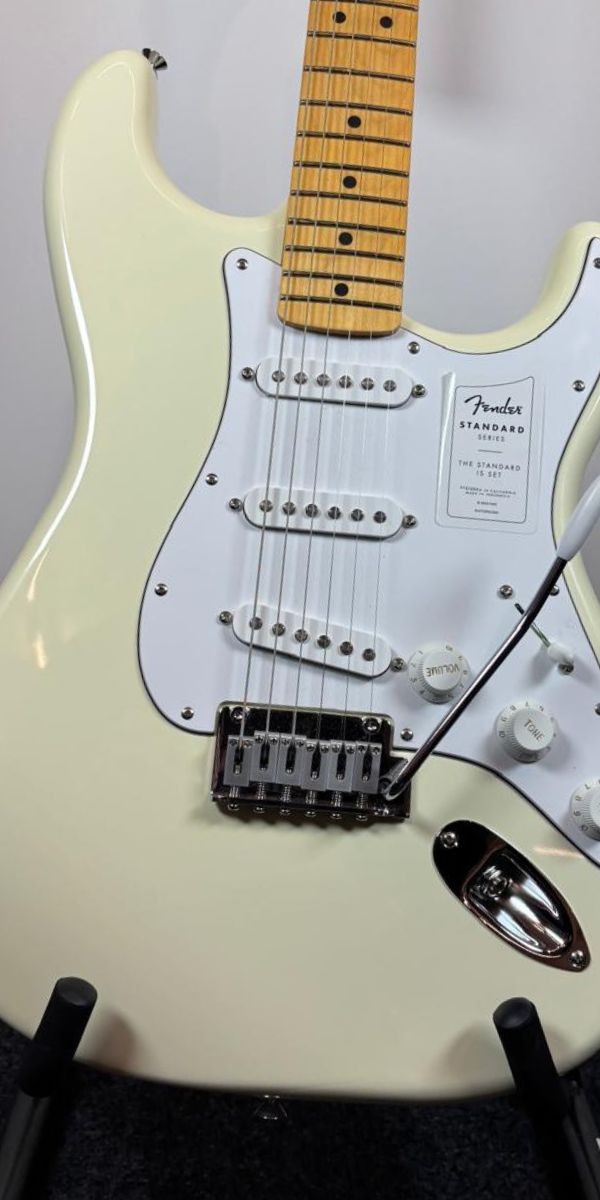 Guitarra Fender Standard Stratocaster Olympic White Maple Com Escudo Branco 
