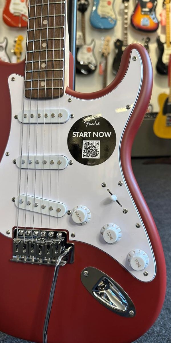 Guitarra Squier Debut Collection Stratocaster Dakota Red by Fender – 0379600554 