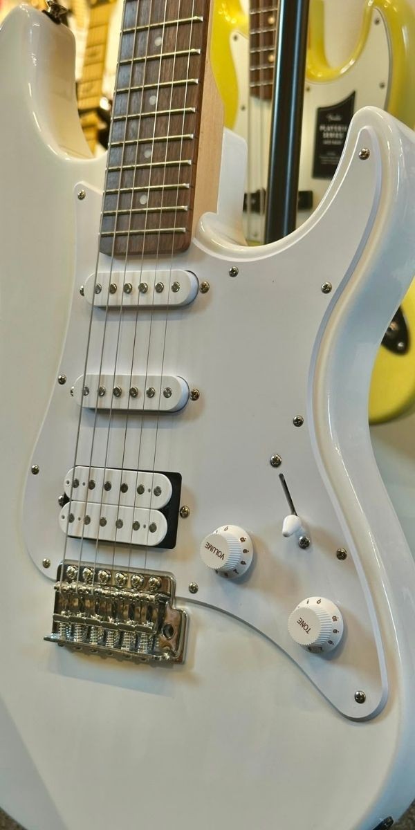 Guitarra Yamaha Pacifica 012 Branca Hss Com Tremolo – Pac012 White 