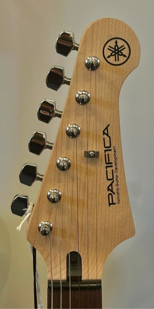 Guitarra Yamaha Pacifica 012 Branca Hss Com Tremolo – Pac012 White 