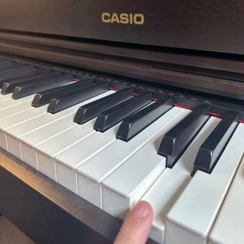Piano Digital Casio Celviano Ap-300bn Marrom 88 Teclas Com Banqueta e Bluetooth 