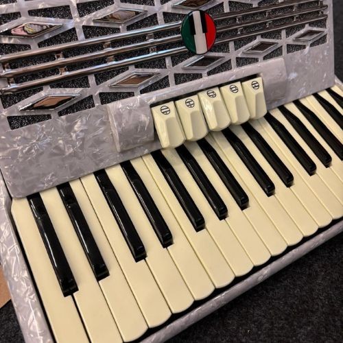 Acordeon Cadenza Cd48/34 wh Branco 48 Baixos 34 Teclas Com Capa e Correias 