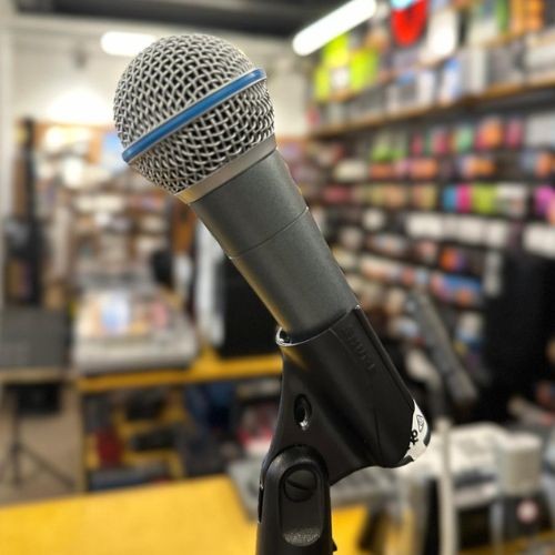 Microfone Dinâmico Shure Beta 58a Supercardioide Xlr Para Vocal Profissional 