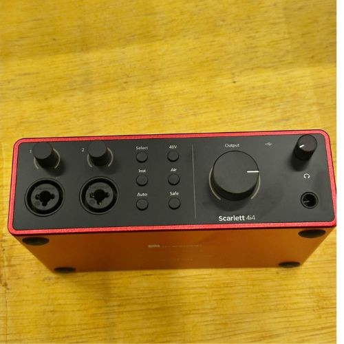 Interface de áudio Focusrite Scarlett 4i4 4th Gen Usb-c 4x4 Para Home Studio 
