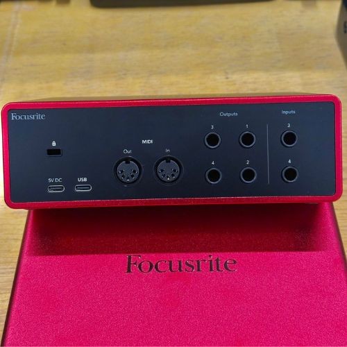 Interface de áudio Focusrite Scarlett 4i4 4th Gen Usb-c 4x4 Para Home Studio 