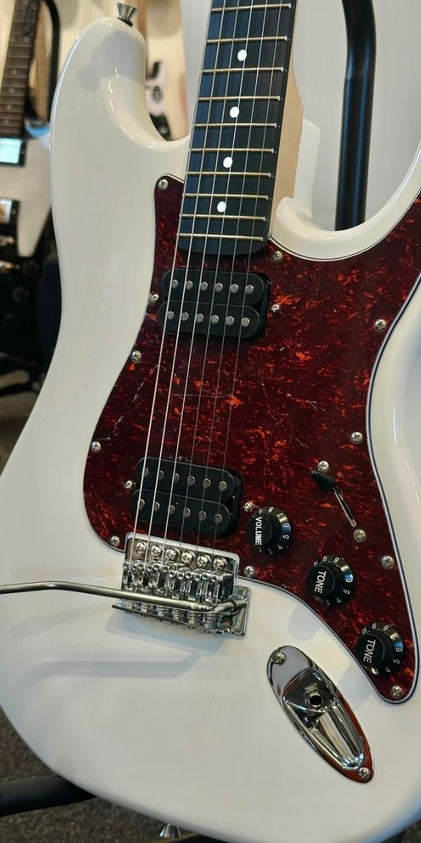 Guitarra Giannini G-102 Wh/tt Strato hh White Com Escudo Tortoise e 2 Humbuckers 